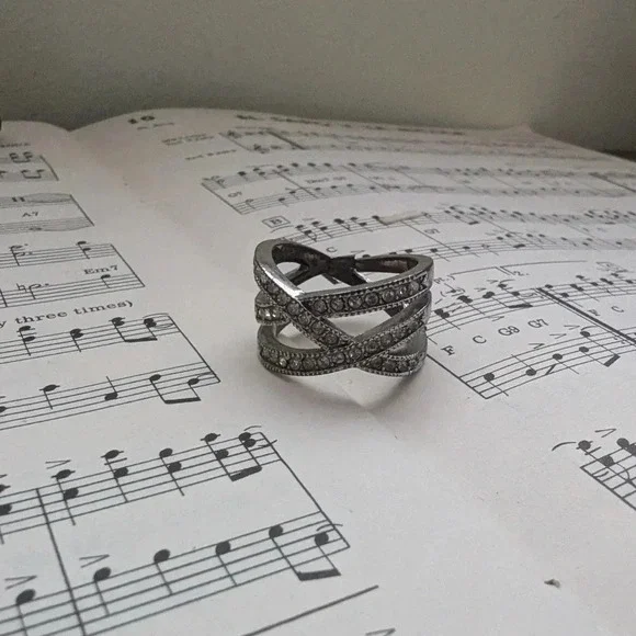 Elegant Silver-Tone Crystal Ring Criss Cross Design Size 7 - Picture 5 of 8